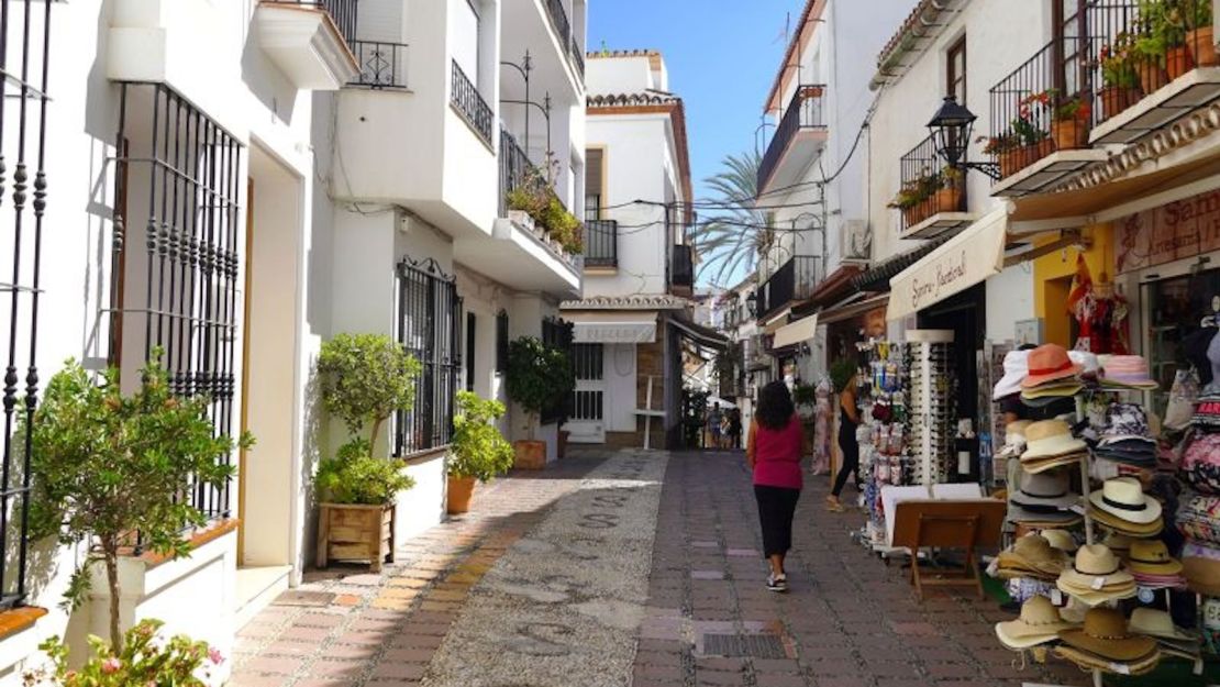 Una mujer pasea por el casco antiguo de Marbella, España, lejos de la guerra de Rusia en Ucrania.