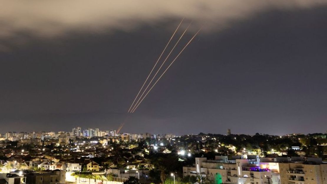 Un sistema antimisiles opera después de que Irán lanzara drones y misiles hacia Israel, visto desde Ashkelon, Israel, el 14 de abril de 2024.