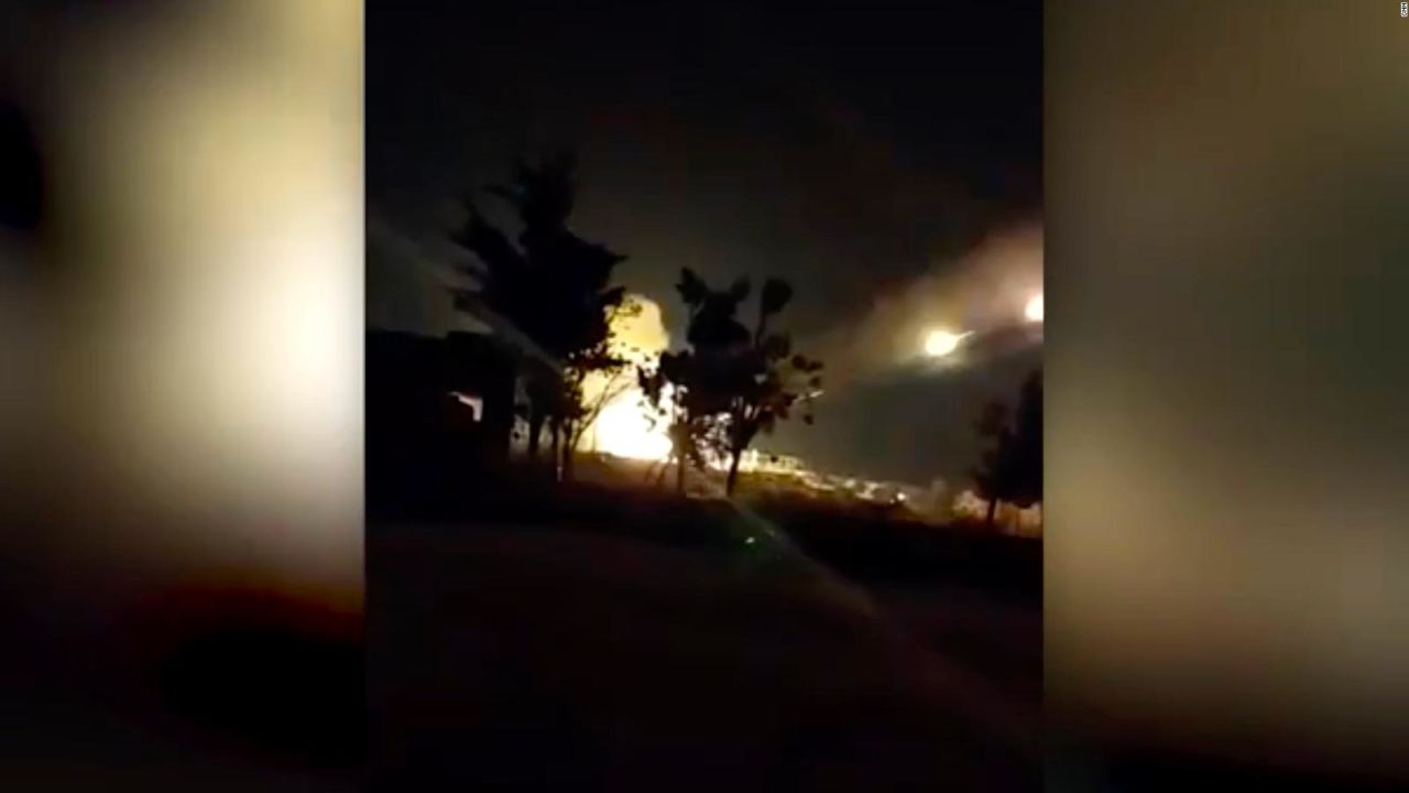 CNNE 1678066 - video- salida de cohetes de hezbollah desde el libano hacia el ejercito de israel