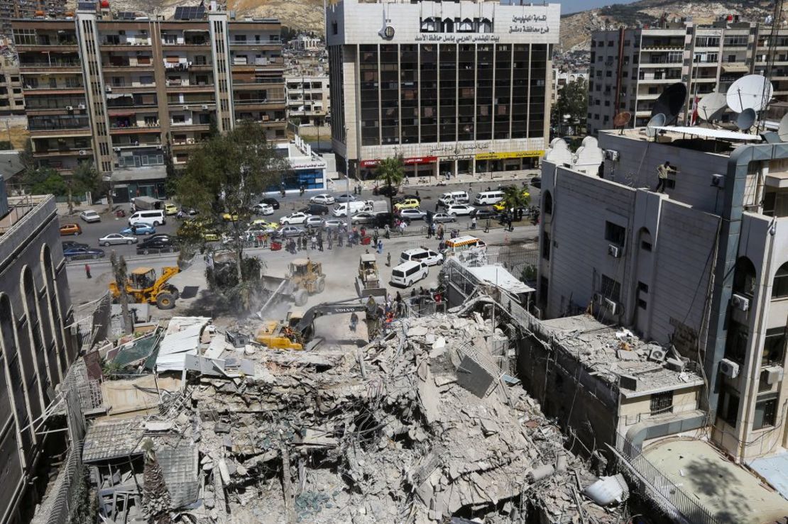 Rescatistas buscan entre los escombros de un edificio anexo a la embajada iraní un día después de un ataque aéreo israelí en Damasco, Siria, el 2 de abril. Crédito: Louai Beshara/AFP/Getty Images