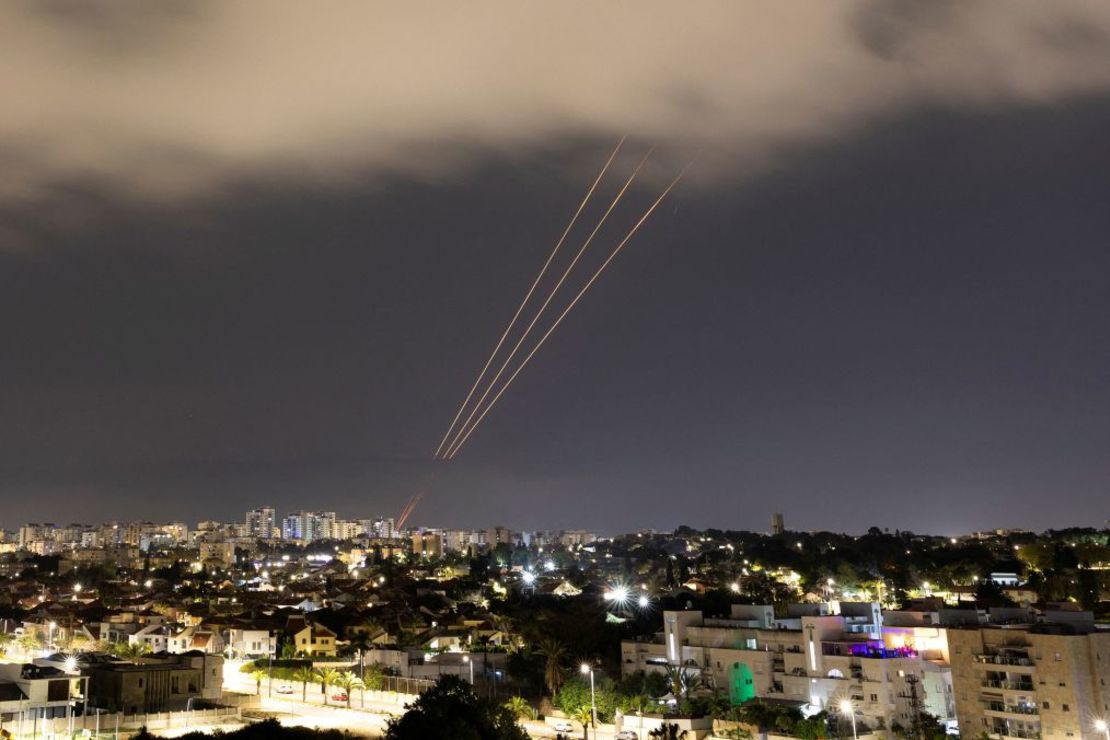 Un sistema antimisiles opera después de que Irán lanzara drones y misiles hacia Israel, visto desde Ashkelon, Israel, el domingo. Crédito: Amir Cohen/Reuters