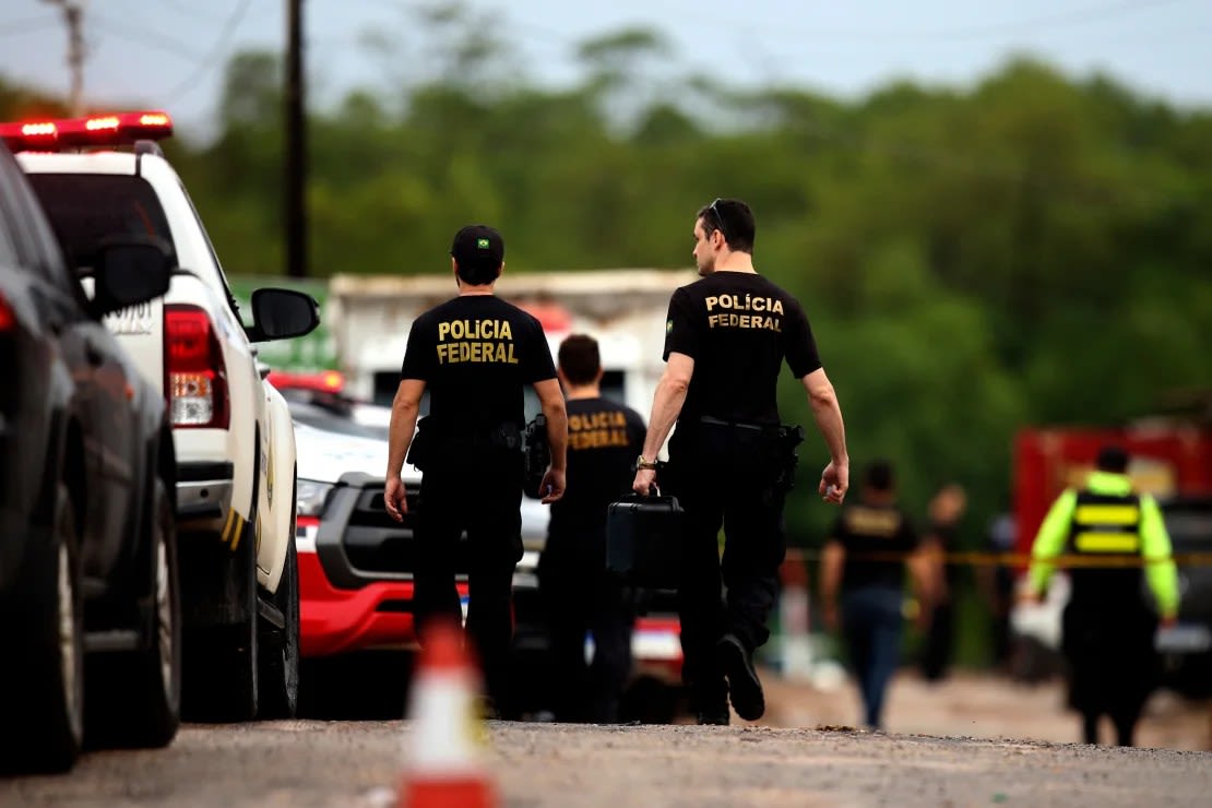 La policía se desplegó en el puerto de Vila do Castelo en Braganca, Brasil, el 14 de abril, después de que los pescadores informaron haber visto un barco cargado con cadáveres en descomposición frente a la costa del estado de Pará el sábado.