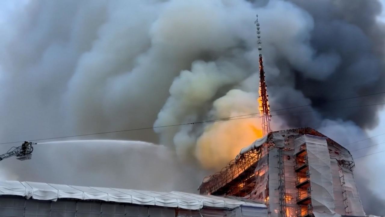 CNNE 1678452 - bomberos combaten fuego en historica bolsa de copenhague