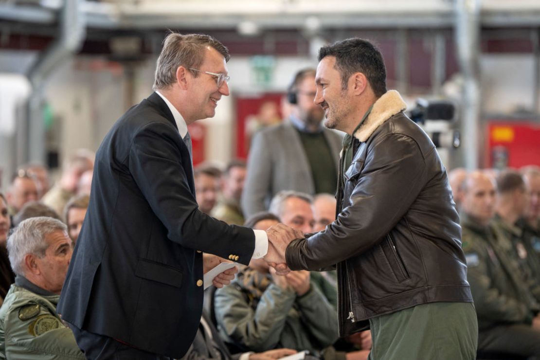 El ministro de Defensa de Dinamarca, Troels Lund Poulsen (izq.), saluda al ministro de Defensa de Argentina, Luis Petri, en el aeropuerto de Skrydstrup, Dinamarca, el 16 de abril de 2024.