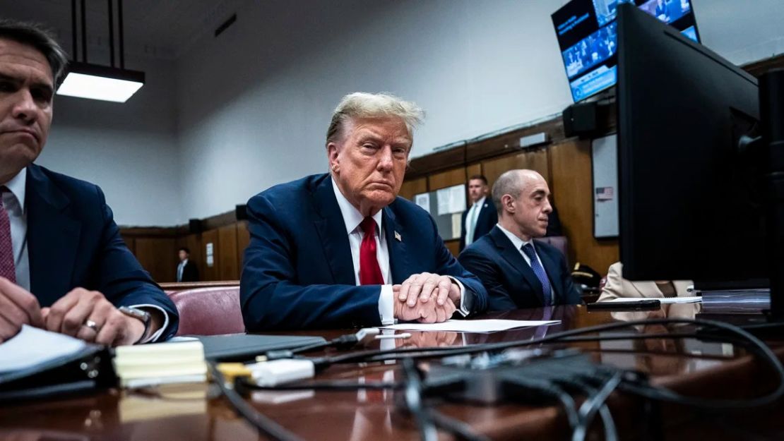 El expresidente Donald Trump se sienta en un tribunal penal de Manhattan con su equipo legal antes del inicio de la selección del jurado en Nueva York, el lunes 15 de abril de 2024. Jabin Botsford/AP