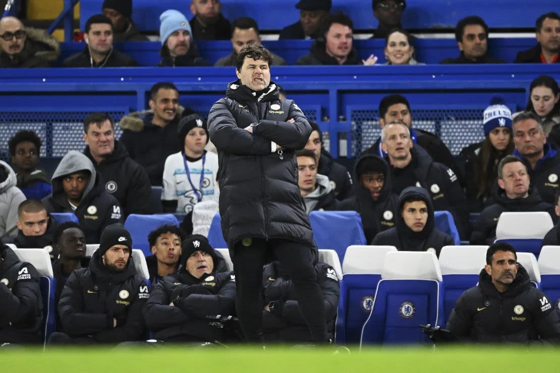 Pochettino observa durante la victoria del Chelsea por 6-0.