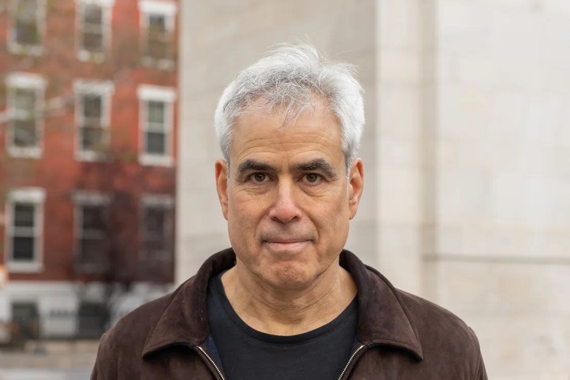 El psicólogo social y autor Jonathan Haidt dice que los padres han sobreprotegido a sus hijos en el mundo real y no los han protegido lo suficiente en línea. Jayne Riew