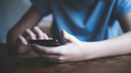 Los padres deben hacer retroceder la infancia basada en el teléfono y restaurar la infancia basada en el juego, dice Haidt. Rouzes/iStockphoto/Getty Images