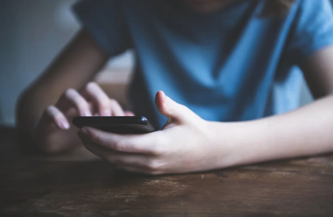 Los padres deben hacer retroceder la infancia basada en el teléfono y restaurar la infancia basada en el juego, dice Haidt. Rouzes/iStockphoto/Getty Images