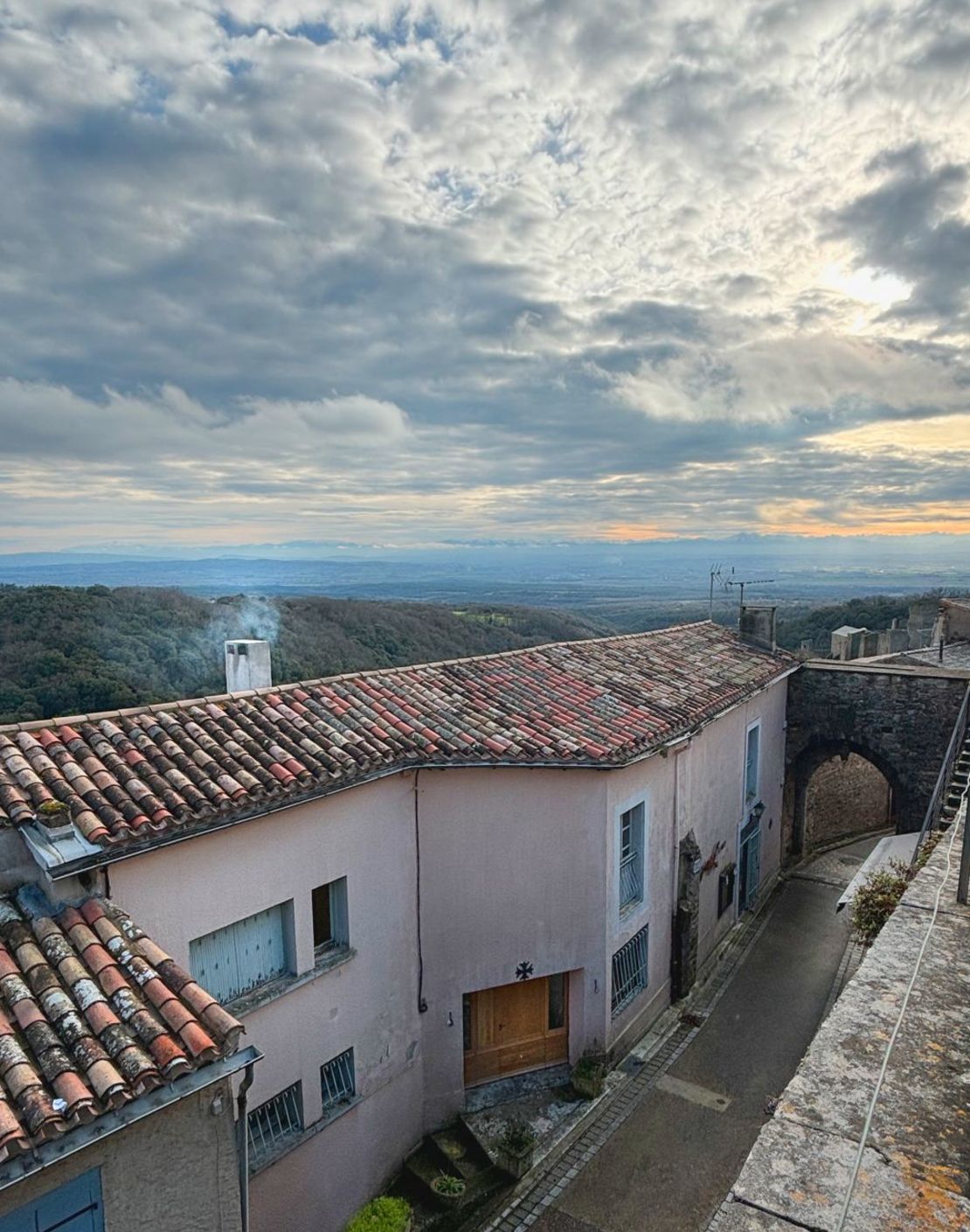 La artista estadounidense Taylor Barnes, de Los Ángeles, se trasladó en 2021 al pueblo medieval de Saissac, cerca de los Pirineos ses. Crédito: Taylor Barnes