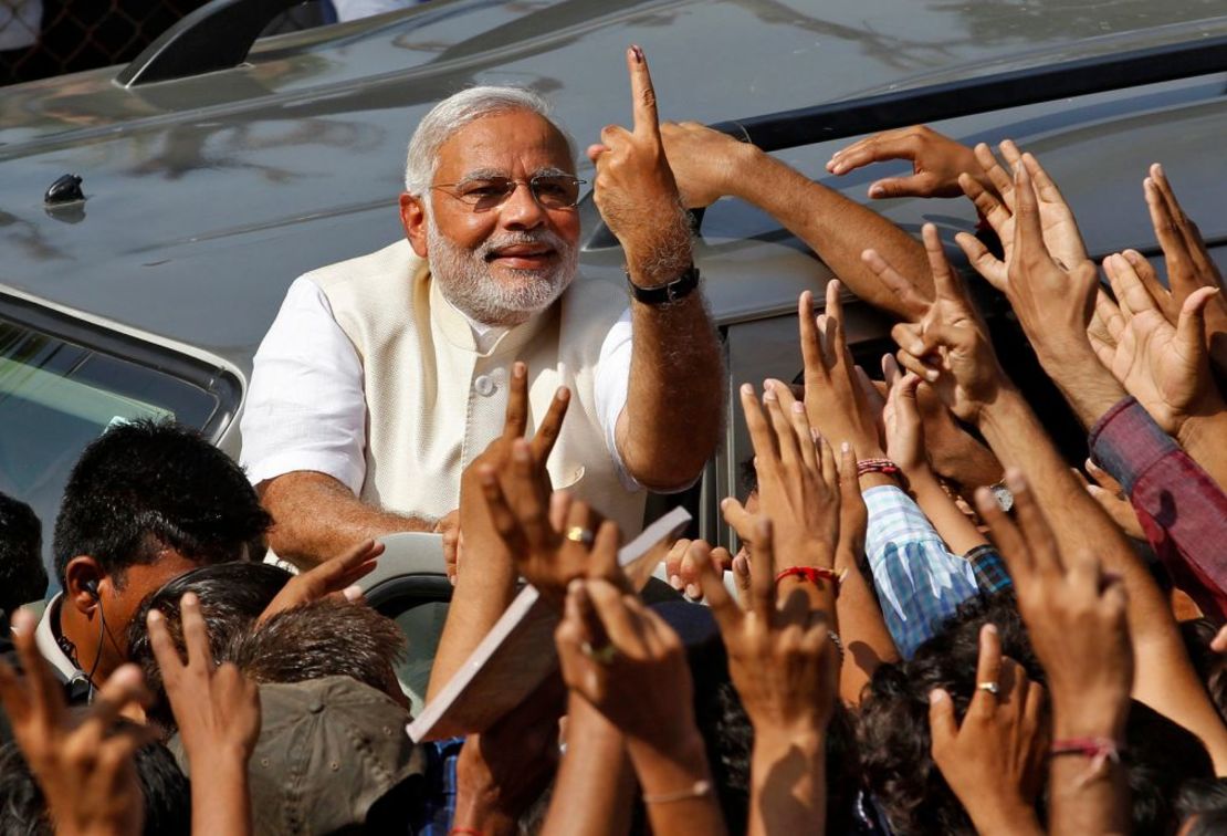 Narendra Modi deposita su voto en las elecciones generales de Ahmedabad el 30 de abril de 2014. Crédito: Amit Dave/Reuters