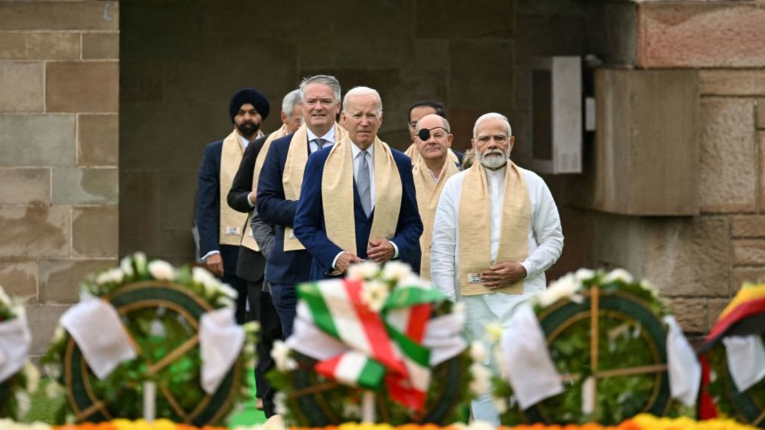 El presidente Joe Biden visita el monumento conmemorativo Raj Ghat con el primer ministro de la India Narendra Modi y otros líderes del G20 en Nueva Delhi el 10 de septiembre de 2023. Crédito: Kenny Hoston/Pool/Reuters