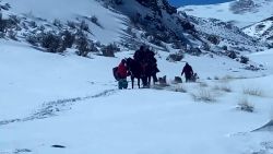 CNNE 1678793 - rescatan a pareja de ancianos perdidos en una montana nevada de chile