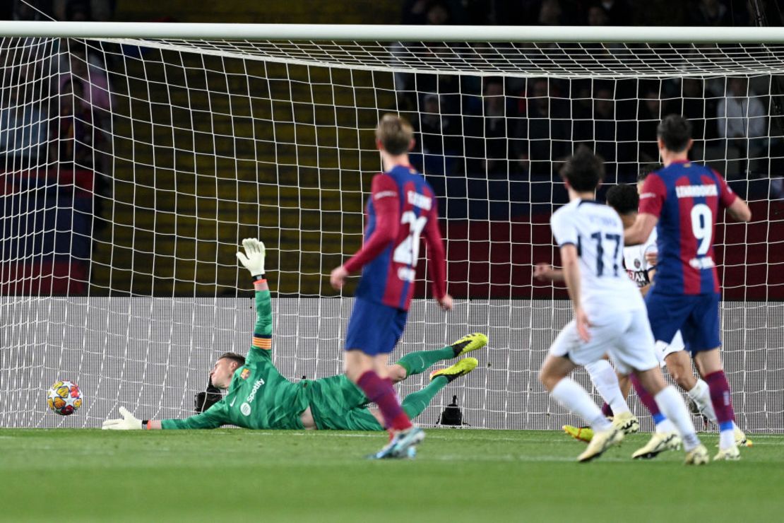 Marc-Andre ter Stegen no puso alcanzar el remate de Vitinha. Crédito: David Ramos/Getty Images