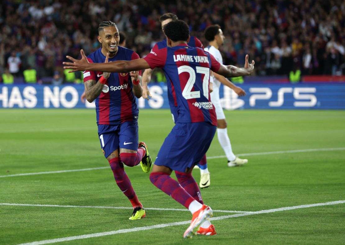 Raphinha celebra con Lamine Yamal el primer gol del equipo culé. Crédito: Clive Brunskill/Getty Images