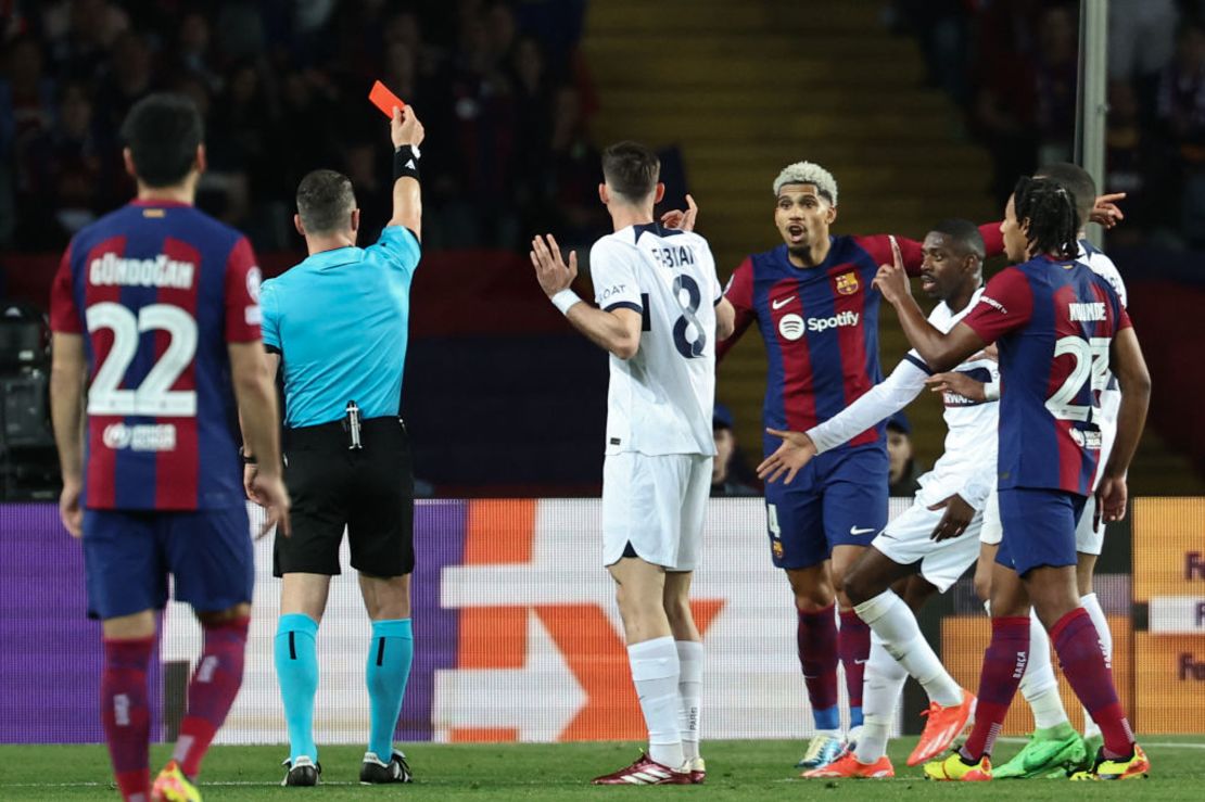 El árbitro Istvan Kovacs gives le saca la tarjeta roja a Ronald Araujo. Crédito: FRANCK FIFE/AFP via Getty Images