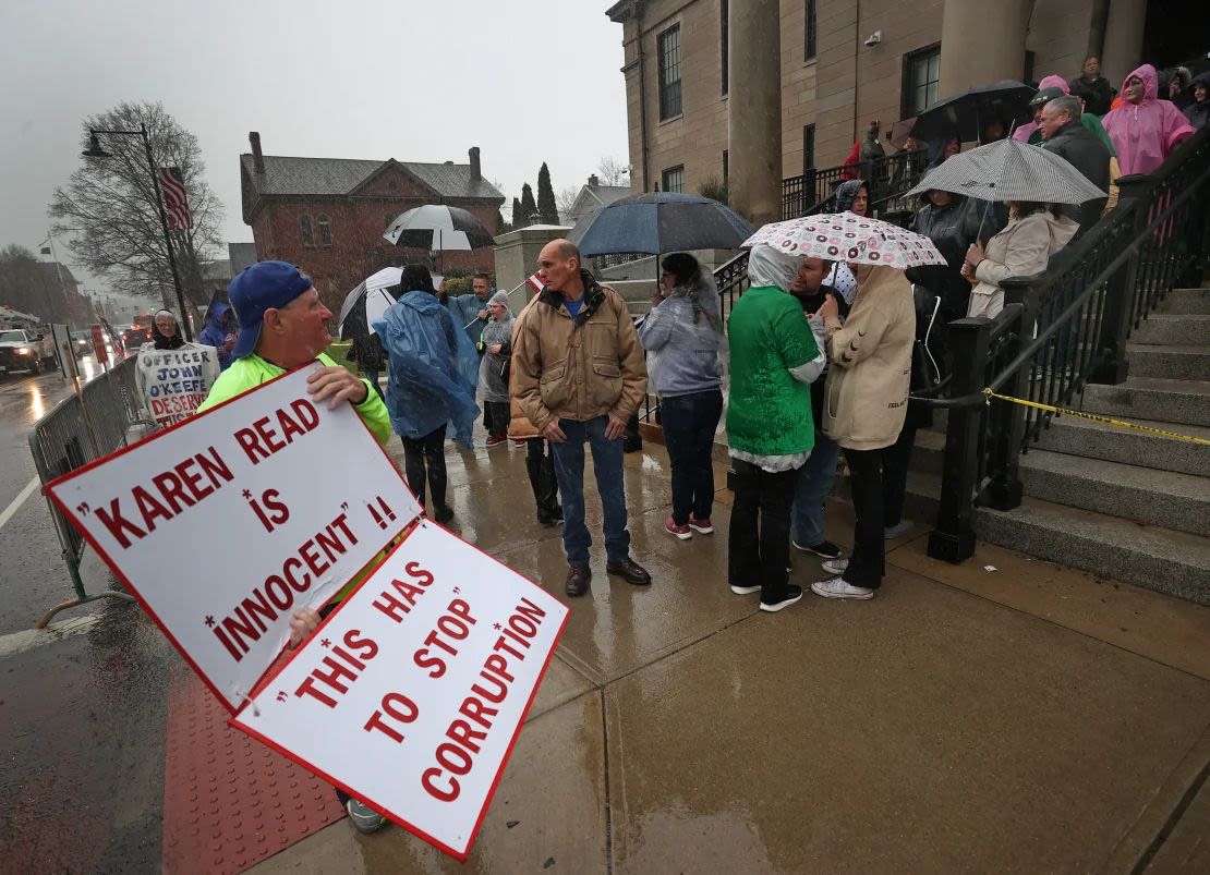 Los manifestantes se reúnen frente al tribunal durante una reciente audiencia previa al juicio de Karen Read en el Tribunal Superior del condado de Norfolk en Dedham, Massachusetts. Crédito: David L. Ryan/The Boston Globe/Getty Images.