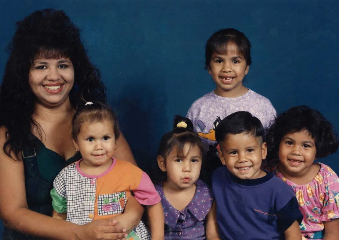 Melissa Lucio y cinco de sus hijos posan en esta fotografía sin fecha.