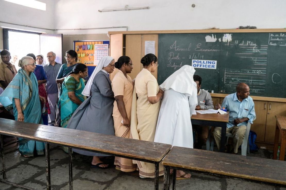 Votantes se registran en un colegio electoral en Hyderabad el 11 de abril de 2019. Crédito: Noah Seelam/AFP/Getty Images