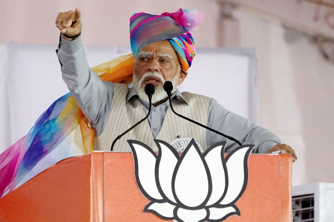 El primer ministro Narendra Modi se dirige a sus seguidores durante un mitin de la campaña electoral en Pushkar el 6 de abril de 2024. Crédito: Himanshu Sharma/AFP/Getty Images