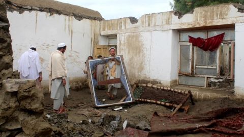 Inundaciones repentinas arrasaron viviendas en el distrito de Lal Pur de la provincia de Nangarhar, Afganistán, el 15 de abril de 2024.