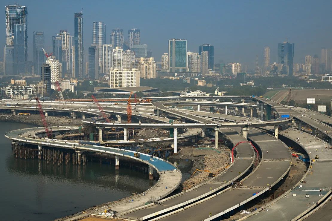 Los trabajadores trabajan en una parte de la autopista Coastal Road a lo largo de la costa de Mumbai.