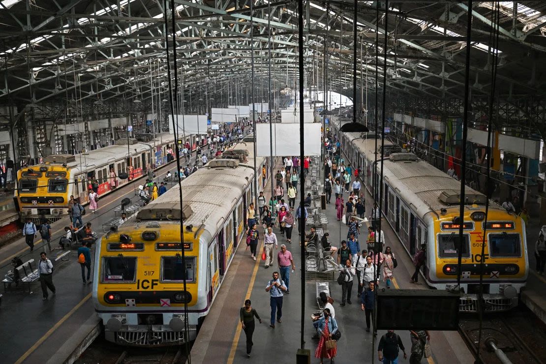 Viajeros en la estación de tren Churchgate de Mumbai.