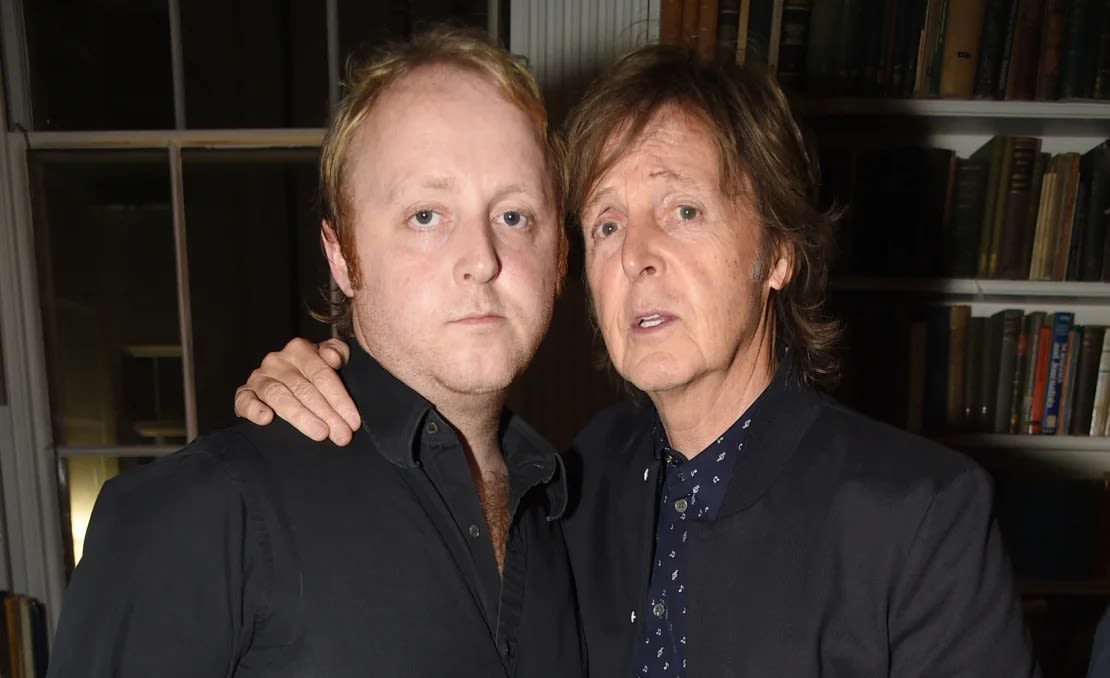 James con su famoso padre, Paul McCartney, allá por 2015 Richard joven/Shutterstock