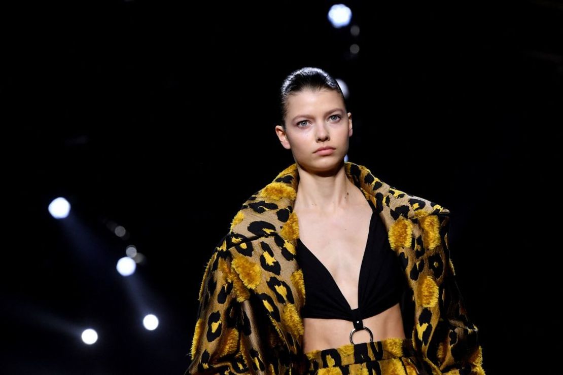 Una modelo desfila con un diseño de la colección para mujeres de otoño/invierno 2022-2023 de Roberto Cavalli en la Semana de la Moda de Milán, el 23 de febrero de 2022.