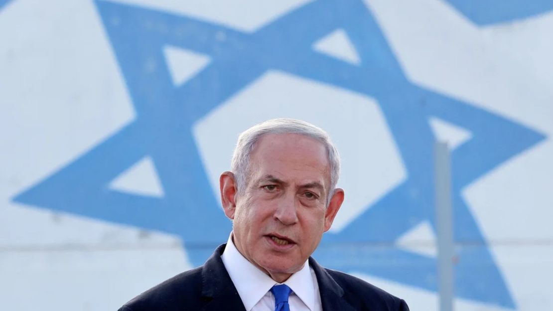 El primer ministro de Israel, Benjamin Netanyahu, visita un centro israelí de vehículos aéreos no tripulados (UAV por sus siglas en inglés) en la base aérea de Palmachim, cerca de la ciudad de Rishon LeZion, el 5 de julio de 2023.