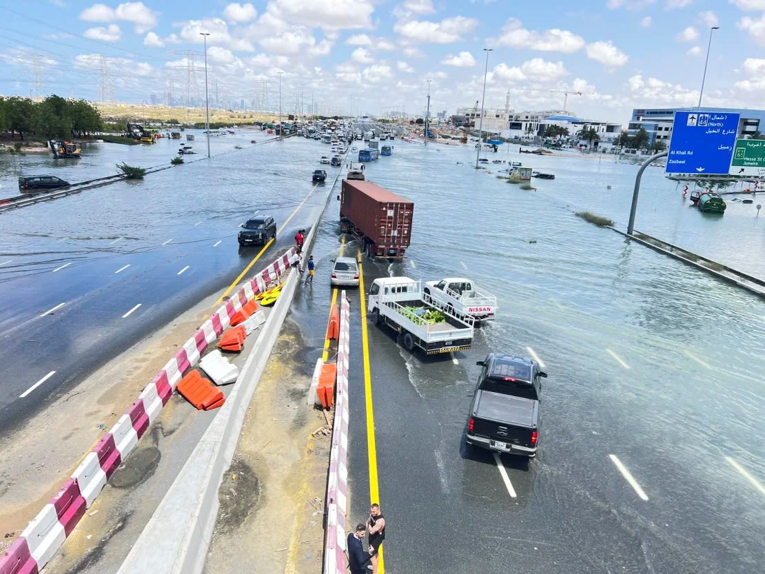 Varios automóviles atascados en una carretera inundada tras el temporal de lluvia que azotó Dubai (Emiratos Árabes Unidos) este miércoles.