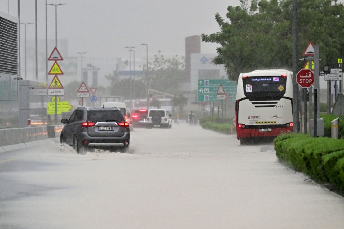 Vehículos circulan por una carretera inundada durante una lluvia torrencial en Dubai el 16 de abril de 2024.