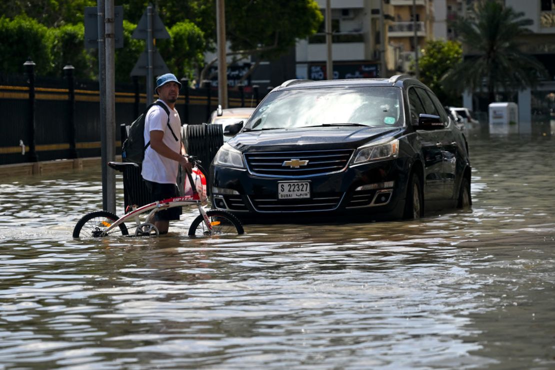 Un hombre cruza una calle inundada tras las fuertes lluvias en Sharjah, en los EAU, el 17 de abril de 2024.