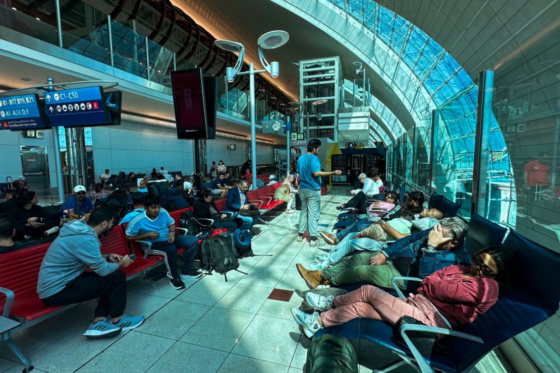 Pasajeros esperan sus vuelos en el Aeropuerto Internacional de Dubai el 17 de abril de 2024.