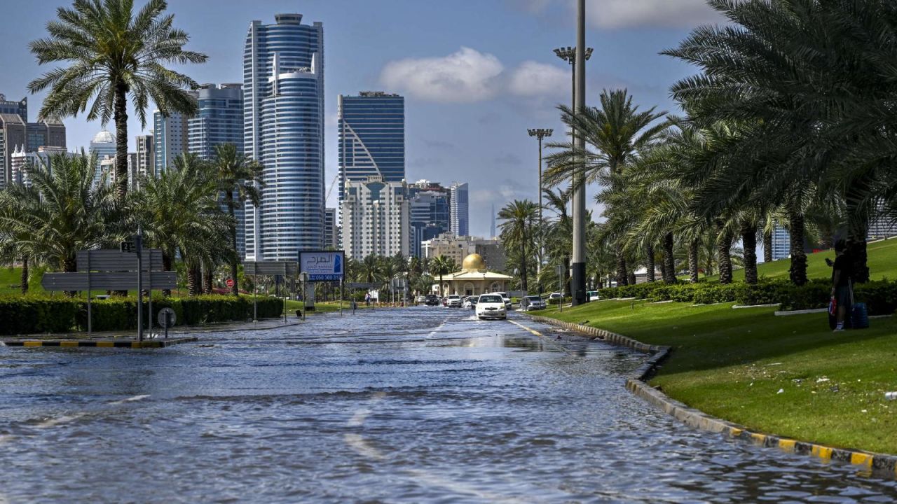 CNNE 1679468 - en botes improvisados, residentes huyen de inundaciones en dubai