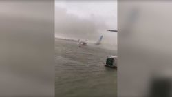 CNNE 1679476 - varios aviones intentan moverse en el aeropuerto inundado de dubai