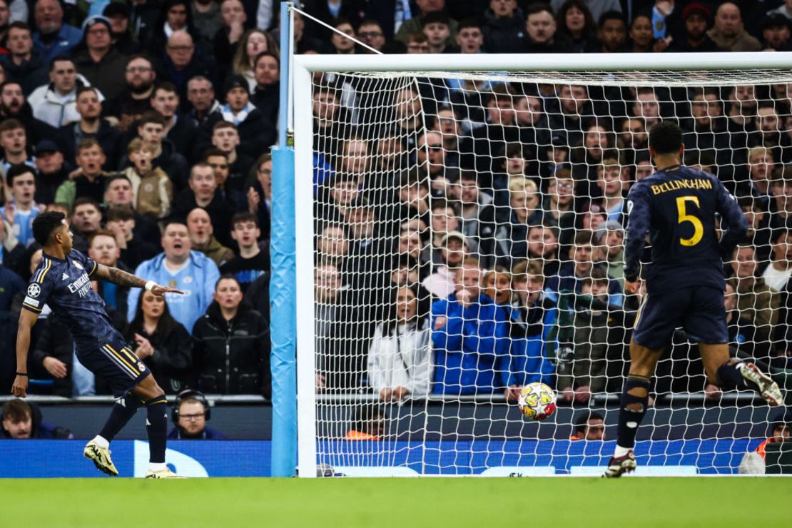 El momento del gol de Rodrygo. Crédito: DARREN STAPLES/AFP via Getty Images