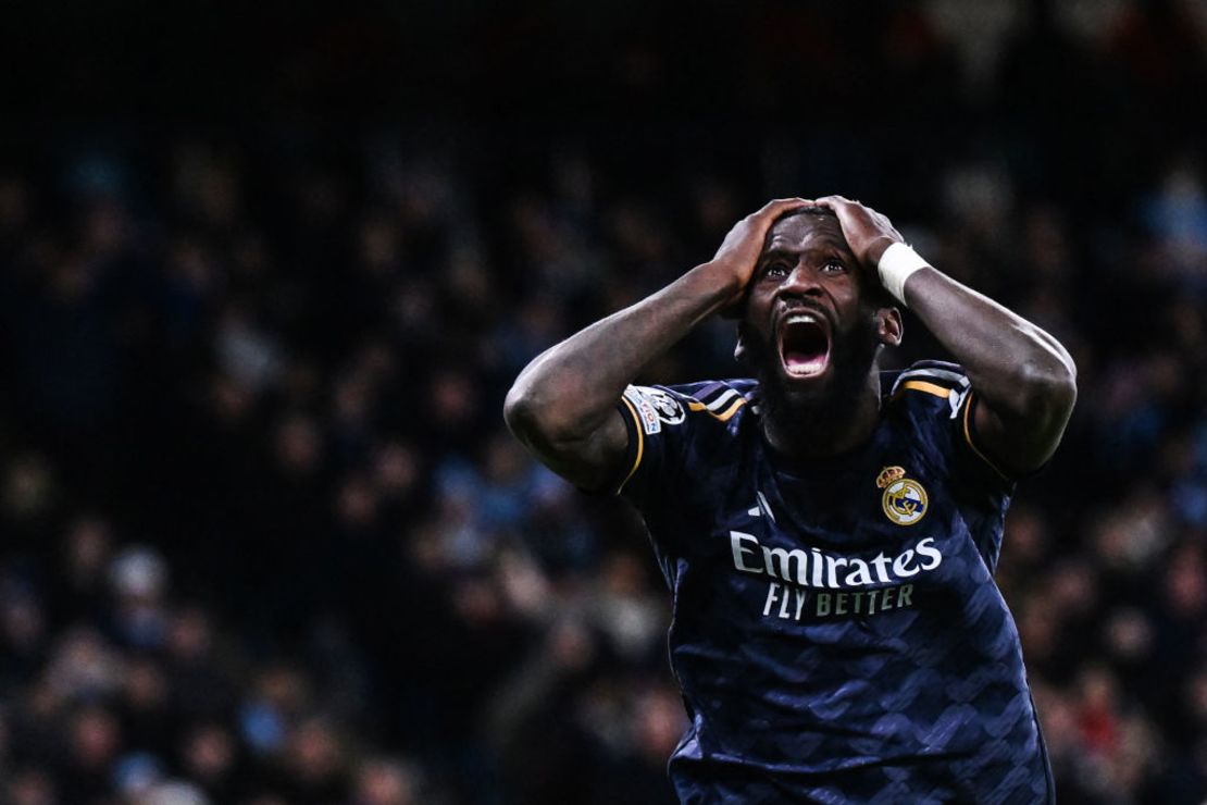 Antonio Rudiger rreacciona tras perder una oportunidad de gol. Crédito: PAUL ELLIS/AFP via Getty Images