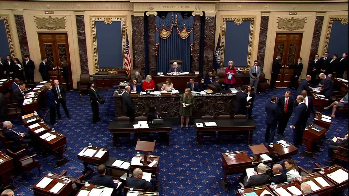 El pleno del Senado de Estados Unidos poco antes de que los senadores prestaran juramento como jurados en el juicio político contra el secretario de Seguridad Nacional, Alejandro Mayorkas, el miércoles.