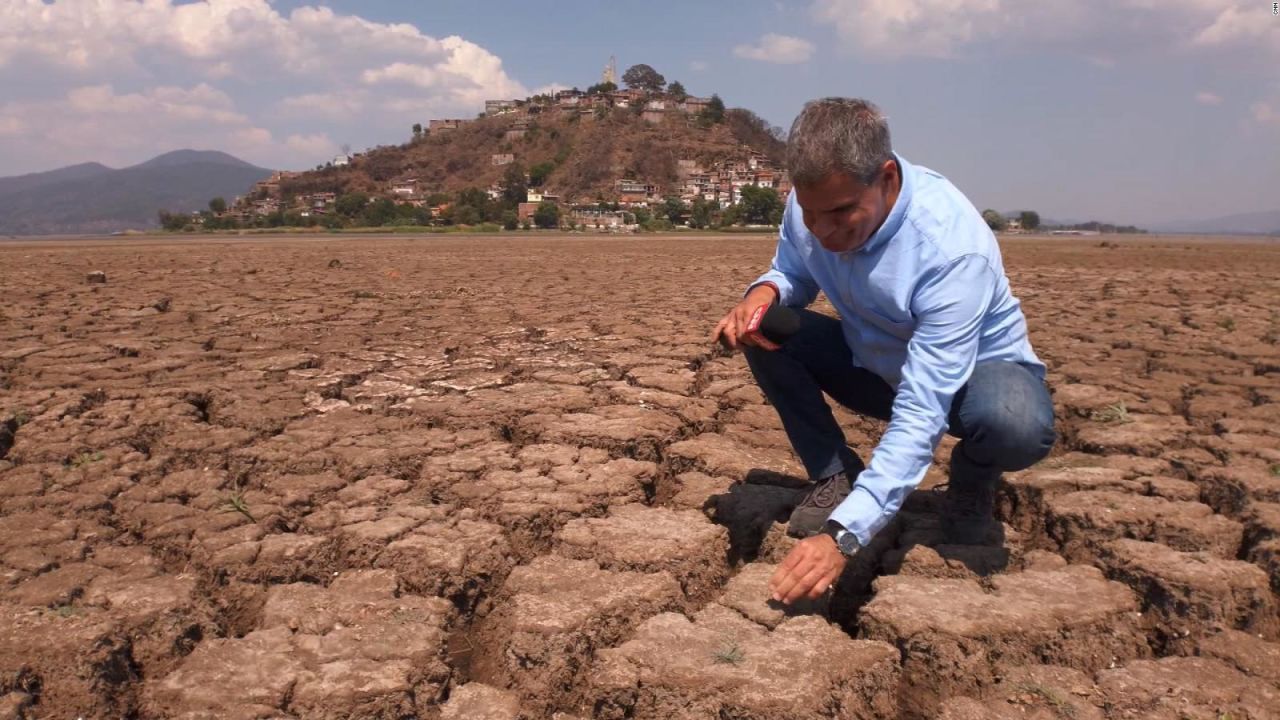 CNNE 1679644 - lago de patzcuaro, alguna vez exuberante y ahora un lecho de tierra