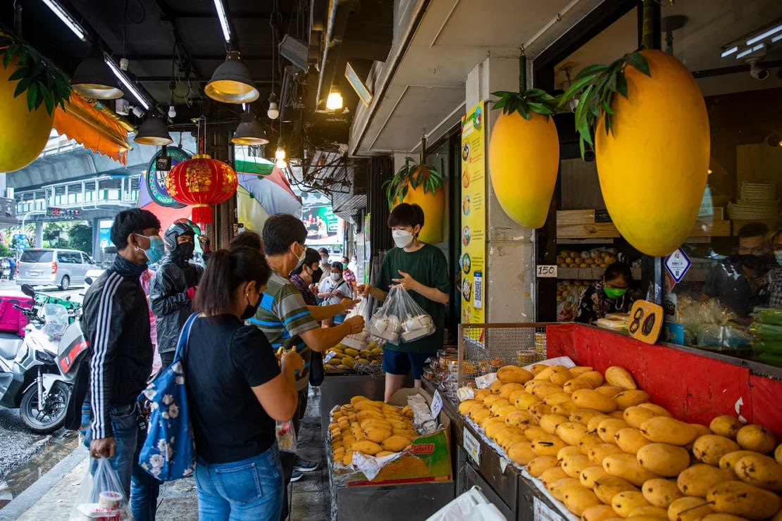 La gente hace cola frente a la tienda Mae Varee de Bangkok en 2022. Crédito: Lauren DeCicca/Getty Images.