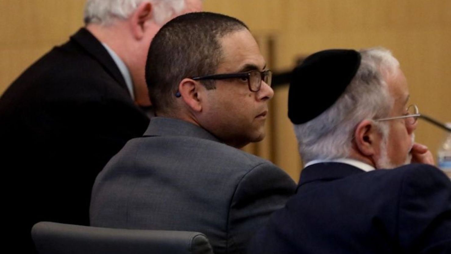 Eddie F. Gonzalez, 51, centro, con el abogado principal Michael Schwartz, derecha, y el investigador Robert Dean, escuchan como un testigo declara durante los procedimientos del día de apertura en el juicio del Pueblo vs. Eduardo Gonzalez en el Dept. 21 en el Gov. George Deukmejian Courthouse en Long Beach el 4 de abril de 2024.