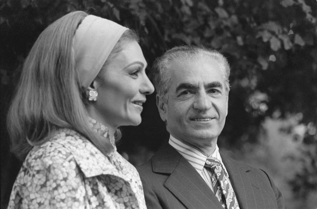 Mohammed Reza Pahlavi, sha de Irán, y su esposa Farah Diba son vistos el 24 de enero de 1979 en Marrakech, durante su estancia en Marruecos.