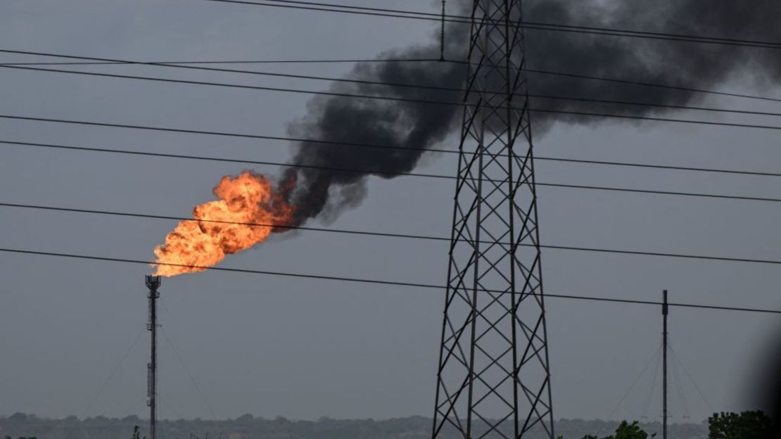 La llama de una chimenea en una planta de refinación de petróleo se ve desde la carretera entre El Furrial y Maturín en el estado de Monagas, Venezuela, el 7 de abril de 2023.