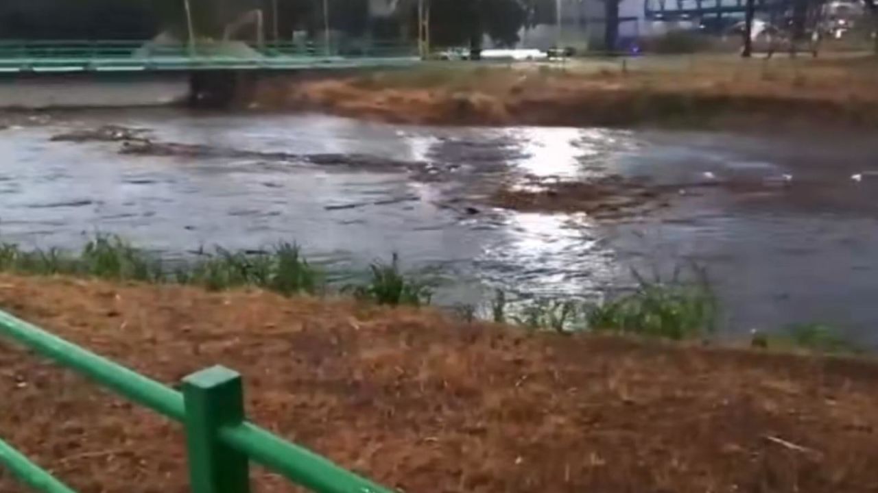 CNNE 1680080 - calles inundadas tras lluvias en carabobo, venezuela