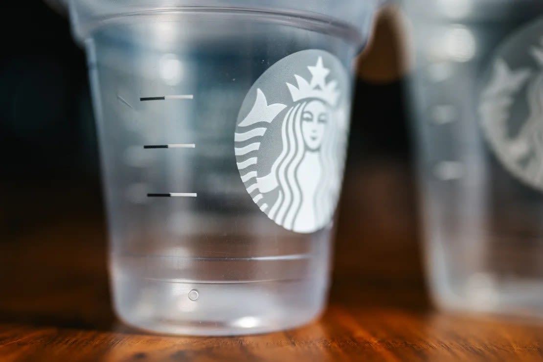 Se agregaron nuevas "líneas de relleno" en blanco y negro. Crédito: Connor Surdi/Cortesía de Starbucks.