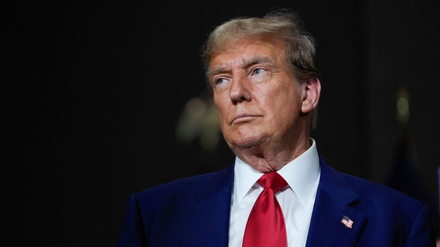 El candidato presidencial republicano, el expresidente Donald Trump, habla en un acto de campaña en Grand Rapids, Michigan, el martes 2 de abril de 2024. Crédito: Paul Sancya/AP