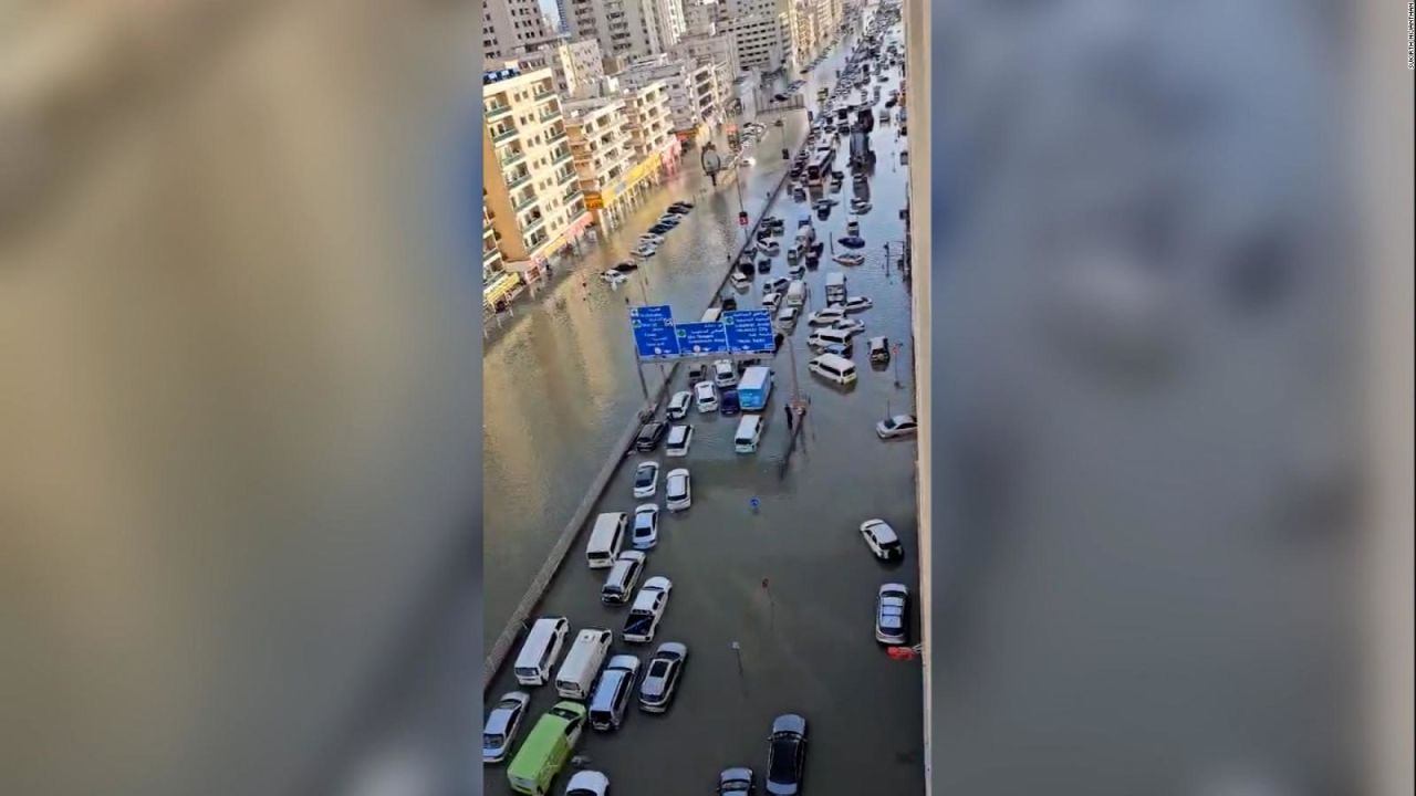 CNNE 1680196 - asi se ve una fila de autos atrapados por la inundacion en emiratos arabes unidos