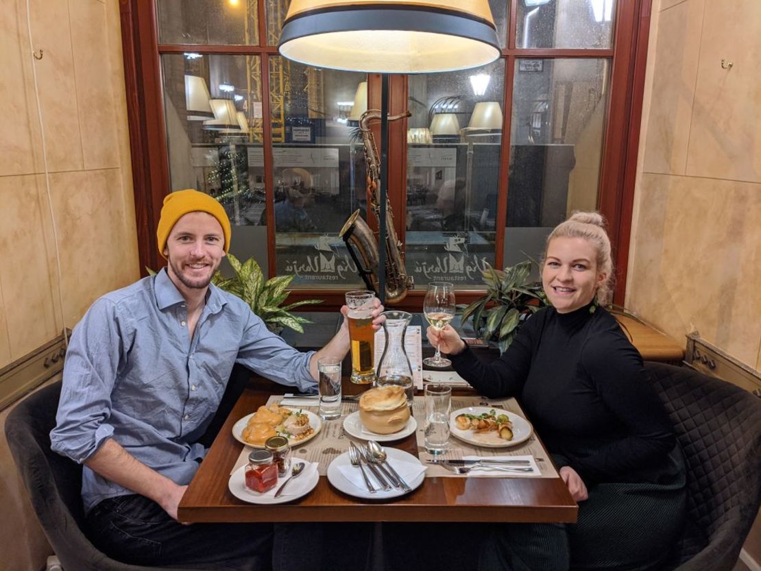 Toby y Samantha querían conocerse en persona y finalmente lo hicieron en diciembre de 2018. Aquí están al año siguiente, de vacaciones en Budapest, Hungría. Crédito: Samantha Hannah