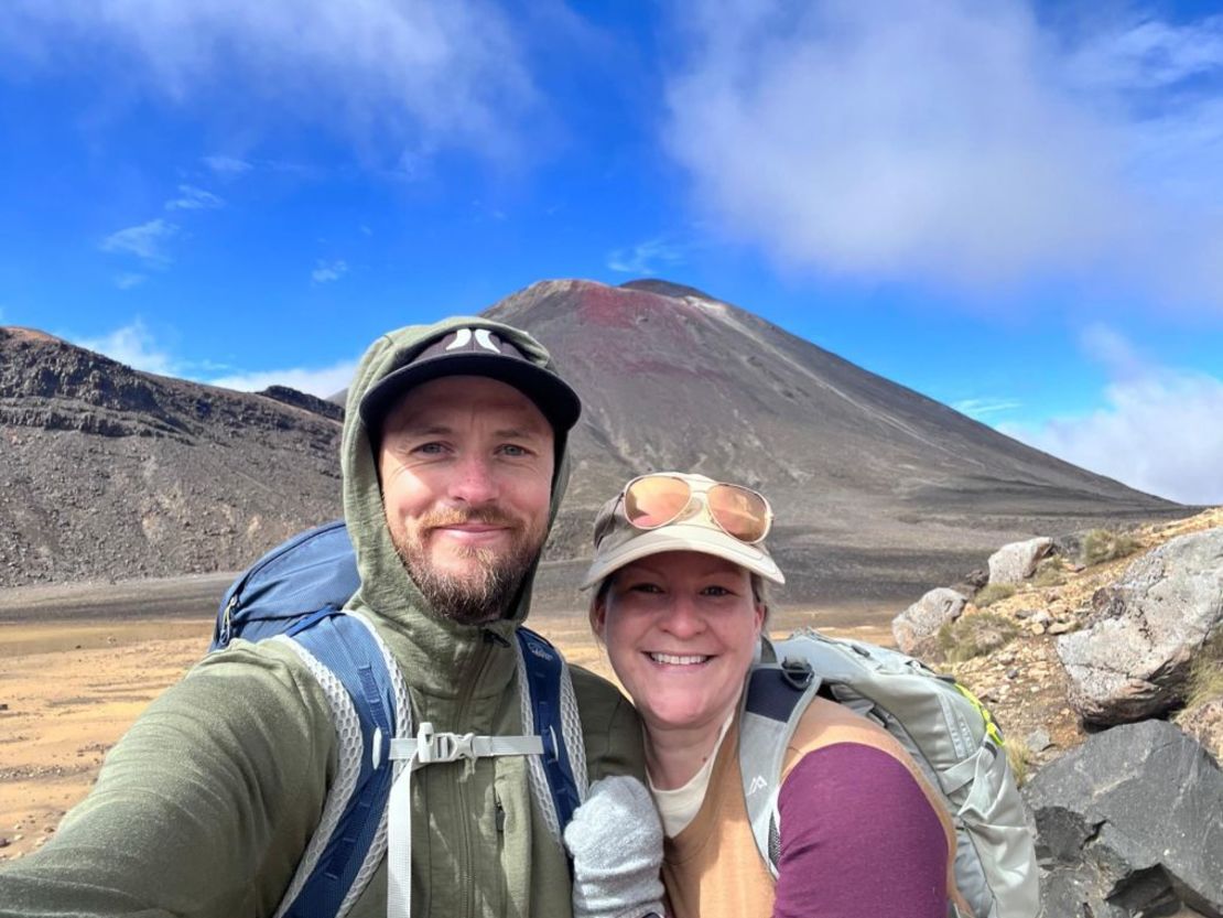 Samantha y Toby se mudaron a Nueva Zelanda en 2021. Aquí están junto al monte Ngauruhoe mientras hacen senderismo por el Tongariro Crossing. Crédito: Samantha Hannah